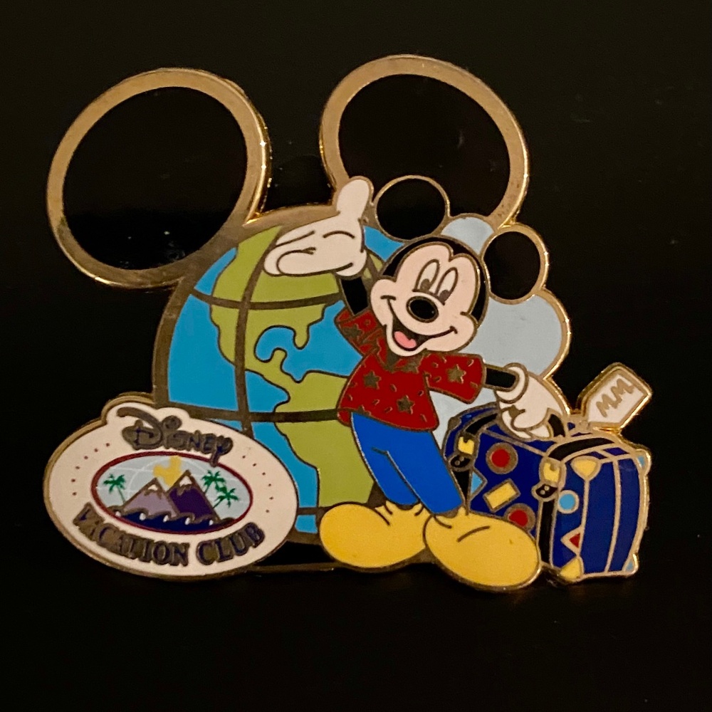 🌎 Disney Vacation Club Member Pin 2008 Mickey Travels Globe with Suitcase 🧳DVC